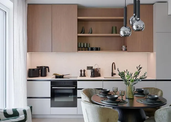 Apartment Kotzebue - Sleek & Moody, Dark & Black