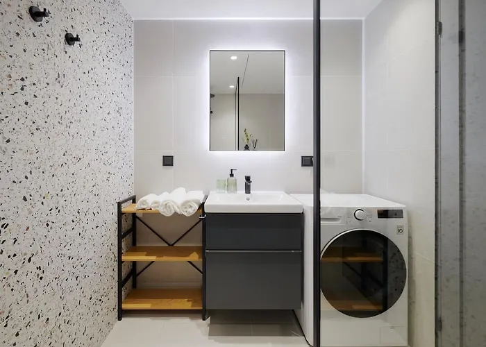 Kotzebue - Sleek & Moody, Dark & Black Lejlighed