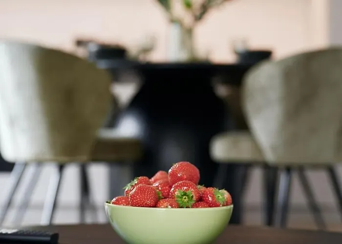 Lejlighed Kotzebue - Sleek & Moody, Dark & Black *