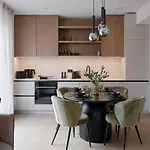 Kotzebue - Sleek & Moody, Dark & Black Daire