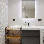 Apartment Kotzebue - Sleek & Moody, Dark & Black Tallinn